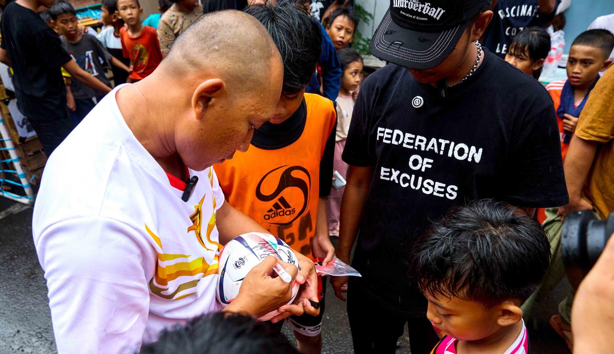 Oki Rengga menyempatkan untuk meberikan kenang-kenangan berupa tanda tangan kepada anak-anak peserta Liga Akamsi. (Dok. Film Animasi Garuda Di Dadaku)