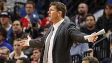 Pelatih Los Angeles Lakers, Luke Walton saat melakukan protes kepada waasit pada laga melawan  Minnesota Timberwolves di Minneapolis, (13/11/2016). Timberwolves menang 125-99. (AP/Bruce Kluckhohn)