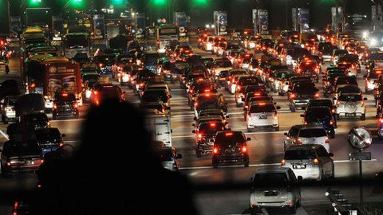 Jelang tengah malam, Gerbang Tol Palimanan macet 10 km