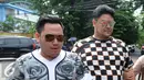 Desainer Ivan Gunawan bersama Nassar tiba di Polsek Kelapa Gading untuk menjenguk Saipul Jamil, Jakarta, Selasa (23/2). Kesibukan yang padat, membuat ketiganya baru memiliki waktu menjenguk duda Dewi Perssik. (Liputan6.com/Herman Zakharia)