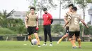 Jadwal latihan mereka juga disesuaikan saat bulan Ramadhan ini dengan dimulai pada sore hari, yaitu pada pukul 04.00 WIB hingga 05.00 WIB. (Bola.com/Bagaskara Lazuardi)