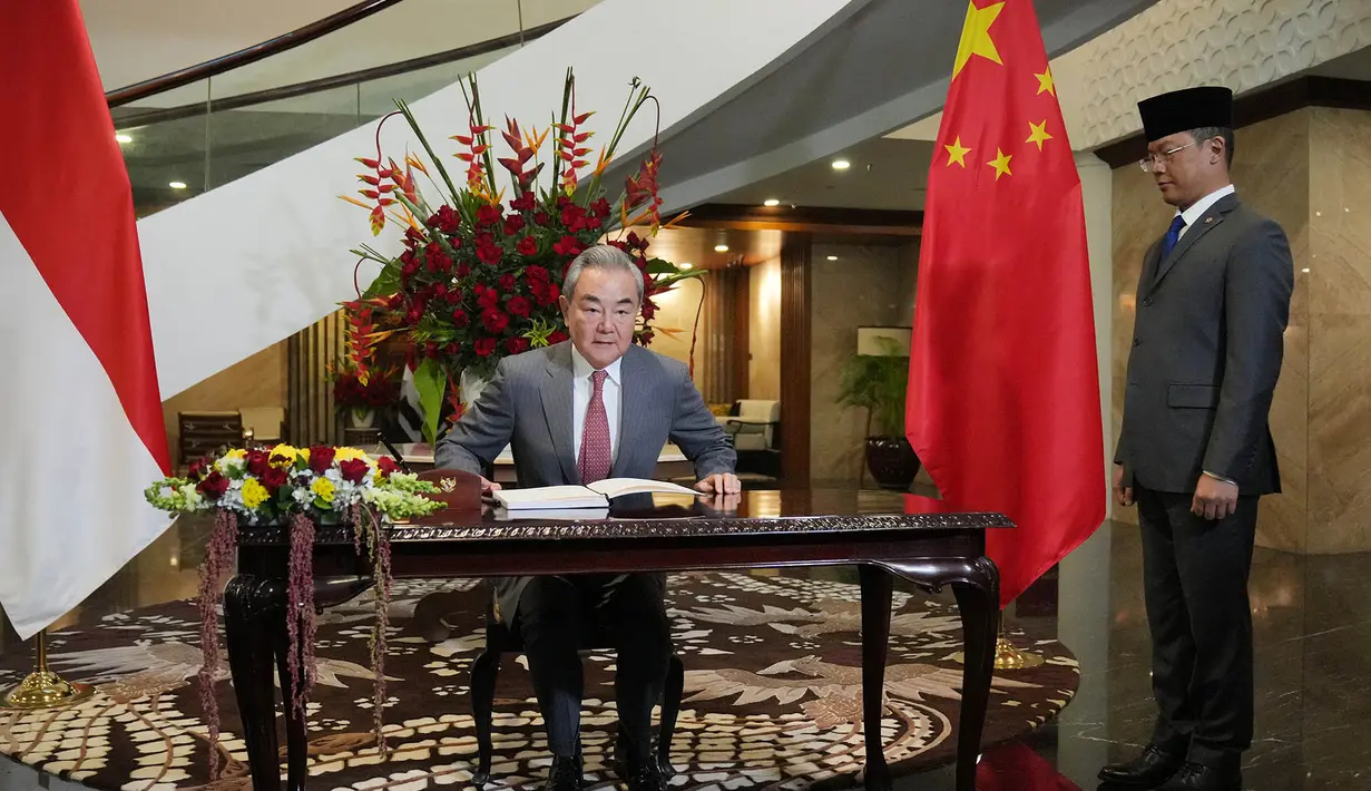 Menteri Luar Negeri Sugiono saat pertemuan dengan Menteri Luar Negeri China Wang Yi di Jakarta, Indonesia, Jumat, 21 Agustus 2026. (Foto AP/Tatan Syuflana)