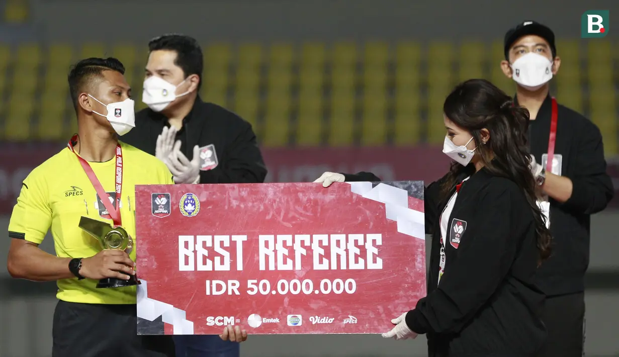 Wasit pertandingan final leg kedua Piala Menpora 2021, Agus Fauzan Arifin mendapatkan penghargaan Wasit Terbaik dan berhak atas uang tunai sebesar 50 juta Rupiah. (Foto: Bola.com/M. Iqbal Ichsan)