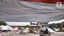 Warga mengendarai motor di sekitar puing bangunan di Jalan Sunter Agung Perkasa VIII, Kecamatan Tanjung Priok, Jakarta Utara, Senin (18/11/2019). Warga korban penggusuran tersebut mayoritas bekerja sebagai penjual rongsokan. (merdeka.com/Iqbal S. Nugroho)