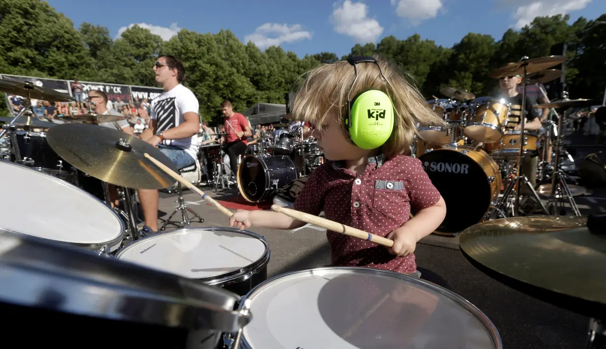 Seorang drumer cilik dengan asiknya menabuh drum dalam acara Baltic Drummers' Summit di Riga, Latvia, (10/7).Lebih dari 100 orang mengikuti acara Baltic Drummers' ini. (REUTERS/Ints Kalnins)