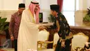 Presiden Joko Widodo bersalaman dengan Pangeran Khalid bin Sultan Abdul Aziz Al Suud saat melakukan pertemuan di Istana Merdeka, Jakarta, Kamis (4/5). (Liputan6.com/Angga Yuniar)