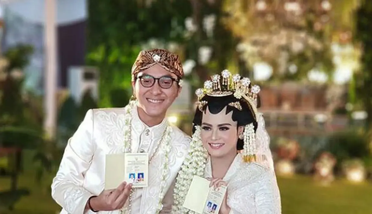 "Saya terima nikahnya Paramytha Lestari Mulyarto binti Indro Mulyarto dengan seperangkat mas kawin tersebut dibayar tunai," ucap Barry di hadapan penghulu, saksi nikah dan tamu undangan. (Instagram/paranormaalntwk)