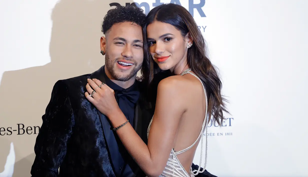 Pesebak bola Brasil, Neymar berpose bersama sang kekasih yang juga model, Bruna Marquesine pada acara amfAR Gala 2018 di Sao Paulo, Jumat (13/4). amfAR merupakan acara amal untuk menggalang dana bagi para penderita HIV/AIDS. (AP/Andre Penner)