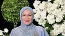 Astrid Kuya sebagai anggota DPRD DKI Jakarta turut menjadi bridesmaid. Ia tampil mengenakan kebaya brokat model kurung yang dipadukan dengan songket dan hijab warna senada. [@astridkuya].