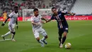 Gelandang PSG, Angel Di Maria mengontrol bola dibayangi pemain Lyon, Marcelo pada laga final Piala Liga Prancis di Stade de France, Paris, Sabtu (1/8/2020) dini hari. PSG menjadi juara Piala Liga Prancis setelah menang melalui adu penalti 6-5. (AP Photo/Francois Mori)