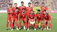 Para pemain starting XI Timnas Indonesia U-22 berfoto sebelum dimulainya laga pertama SEA Games 2023 menghadapi Filipina di Olympic Stadium, Phnom Penh, Kamboja, Sabtu (29/4/2023). (Bola.com/Abdul Aziz)