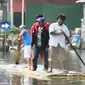Banjir rob masih menggenangi kawasan pelelangan ikan Pelabuhan Muara Baru, Jakarta. Warga Bekasi tetap beli daging sapi meski harganya mahal