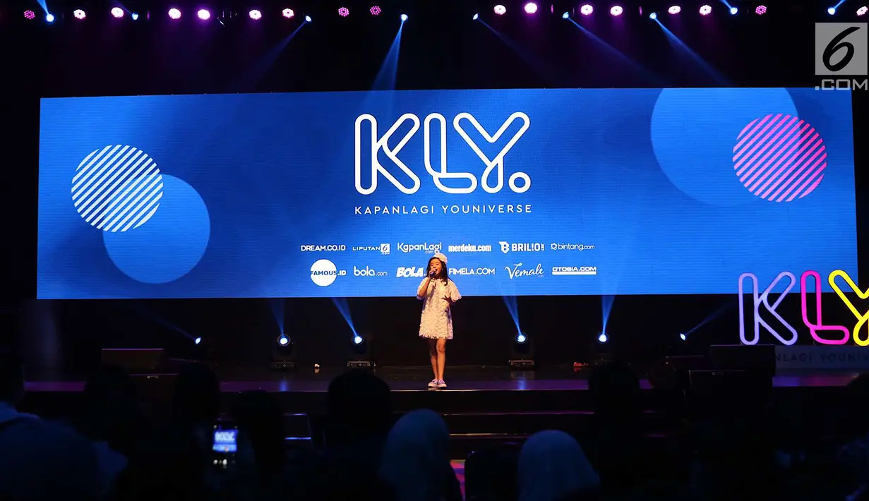 Penyanyi Clarice Cutie tampil dalam acara XYZ Day 2018 di Jakarta, Rabu (25/4). XYZ Day 2018 merupakan ajang perkenalan dari bersatunya media daring terkemuka yaitu PT Liputan Enam Dot Com dan PT KapanLagi Dot Com Networks.(Liputan6.com/Immanuel Antonius)