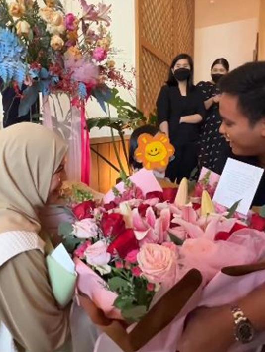 Tidak lupa, buah hati tercintanya Cassia Shakir Ganinduto juga memeriahkan momen dengan memberikan bunga untuk sang ibunda. Chacha mengungkapkan sudah lama tidak bertemu dengan teman-temannya sebanyak itu di Jakarta. Ia pun mengucap terima kasih kepada sang suami yang telah mewujudkannya. (Liputan6.com/IG/@chafrederica)