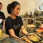 Renatta Moele, Chef Consultan Fedweel, Tengah Meramu Seporsi Makanan Sehat ala Fedweel pada Rabu, 26 September 2018. (Foto: Liputan6.com/M Fajri Erdyandyah)