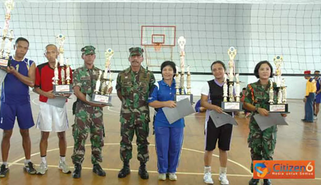 Citizen6, Surabaya: Wadan Kobangdikal, Brigjen Mar Verry Kunto sedang berfoto bersama dengan Juara I,II,III Putra dan Putri Bola Volly, dalam rangka memperingati Hari Pendidikan TNI AL (Hardikal) ke-65. (Pengirim: Rohman Arif)