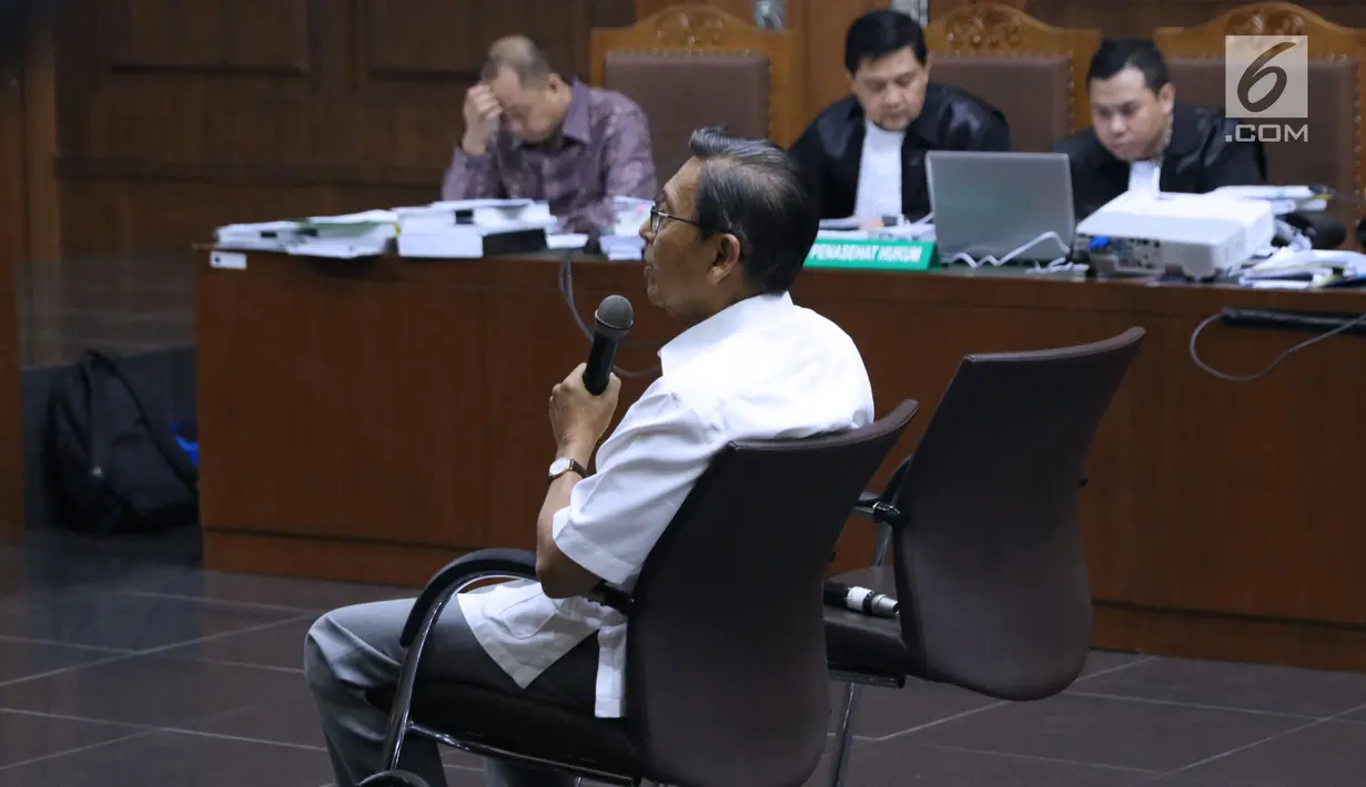 Mantan Wapres, Boediono menjawab pertanyaan saat menjadi saksi pada sidang lanjutan dugaan korupsi penerbitan SKL BLBI dengan terdakwa, Syafruddin Arsyad Temenggung di Pengadilan Tipikor, Jakarta, Kamis (19/7). (Liputan6.com/Helmi Fithriansyah)