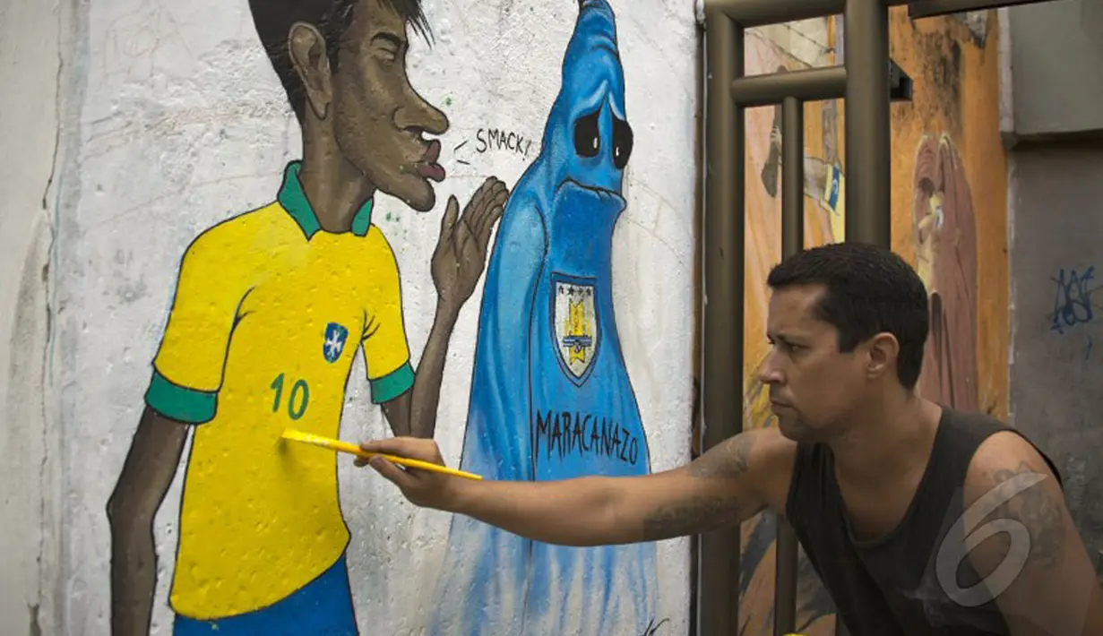 Seorang seniman membuat karikatur Neymar di salah satu tembok di pinggir jalan kota Rio de Janeiro, Jumat (9/5/2014) (AFP PHOTO / Vanderlei Almeida).