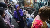 Warga menyaksikan pemotongan hewan kurban di kawasan Kramat Pulo Gang 18 RT 1 RW 8, Jakarta, Minggu (10/7/2022). Panitia Majelis Taklim Al Iman memotong tiga sapi untuk kemudian dibagikan kepada fakir miskin sebagai bentuk rasa syukur atas rizki dari Allah pada perayaan Hari Raya Idul Adha 1443 H. (Liputan6.com/Faizal Fanani)