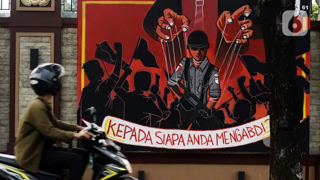 FOTO: Mural Kritik Polisi Bertebaran di Lapangan Bhayangkara Mabes Polri