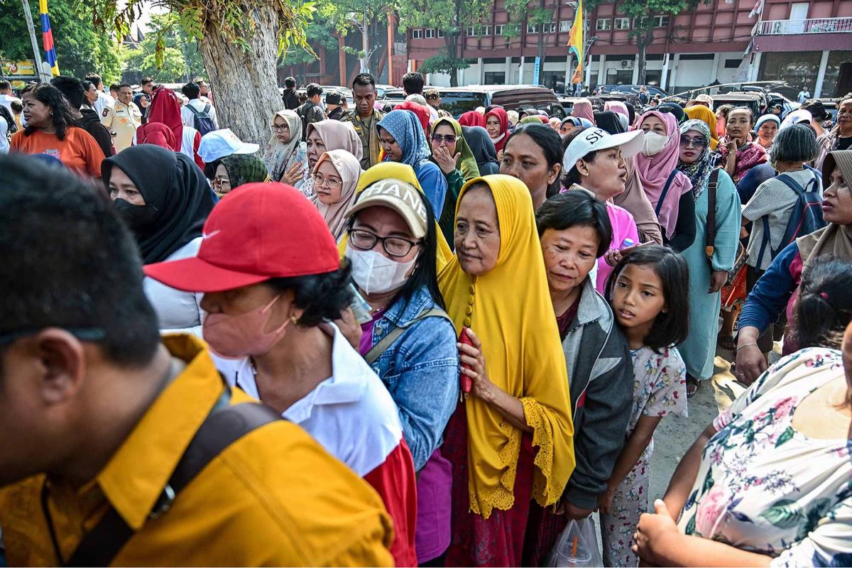 FOTO: Antrean Panjang di Surabaya, 10 Ton Beras Murah Ludes Diserbu Warga