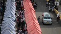 Angkutan kota Tanah Abang kembali melintasi Jalan Jatibaru Raya, Jakarta, Sabtu (3/2). Angkot hanya diperbolehkan melintas di satu ruas jalan saja, depan Stasiun Tanah Abang dan satu ruas lagi tetap digunakan PKL berjualan. (Liputan6.com/Arya Manggala)