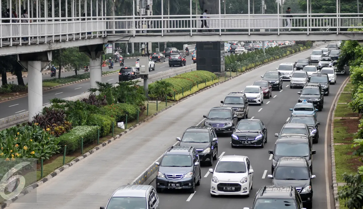 Kepadatan kendaraan di Jalan Jenderal Sudirman, Jakarta, (25/7). Pembatasan kendaraan ganjil genap merupakan kebijakan transisi jelang penerapan sistem jalan berbayar elektronik atau Electronic Road Pricing (ERP) di ibukota. (Liputan6.com/Yoppy Renato)