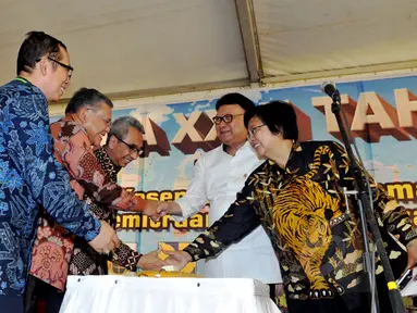 Menteri Lingkungan Hidup dan Kehutanan, Siti Nurbaya bersama Mendagri, Tjahjo Kumolo bersalaman saat peringatan Hari Air Dunia ke XXIII tahun 2015 di Taman Kota Waduk Pluit, Jakarta, Sabtu (9/5/2015). (Liputan6.com/Andrian M Tunay)