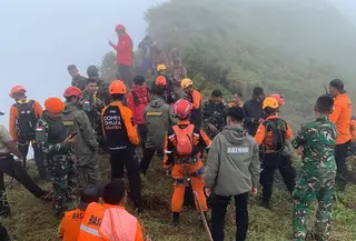 Pencarian korban pesawat ATR 42-500 di Gunung Bulusaraung (Fauzan/Liputan6.com)