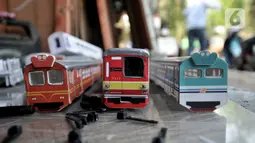 Miniatur kereta api terlihat di kawasan Manggarai, Jakarta, Kamis (21/11/2019). Kereta api buatan Iskandar ini telah menembus pasar hingga luar jawa, bahkan Singapura dan Brunei dengan omzet mencapai Rp22 juta per bulan. (merdeka.com/Iqbal S. Nugroho)