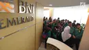 Para siswa mendengar penjelasan karyawan BNI saat berkunjung ke BNI Kantor Cabang Tebet, Jakarta (2/5). (Merdeka.com/Arie Basuki)