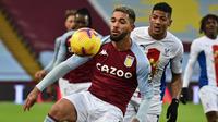 Gelandang Aston Villa, Douglas Luiz (depan), menguasai bola dibayangi bek Crystal Palace, Patrick van Aanholt, dalam laga lanjutan Liga Inggris 2020/21 pekan ke-15 di Villa park, Birmingham, Sabtu (26/12/2020). Aston Villa menang 3-0 atas Crystal Palace. (AFP/Rui Vieira/Pool)