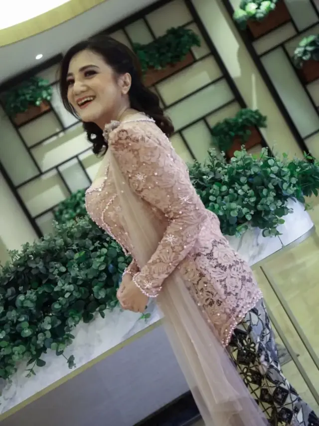 Model Kebaya Kiki Amalia (Instagram kikiamaliaworld)