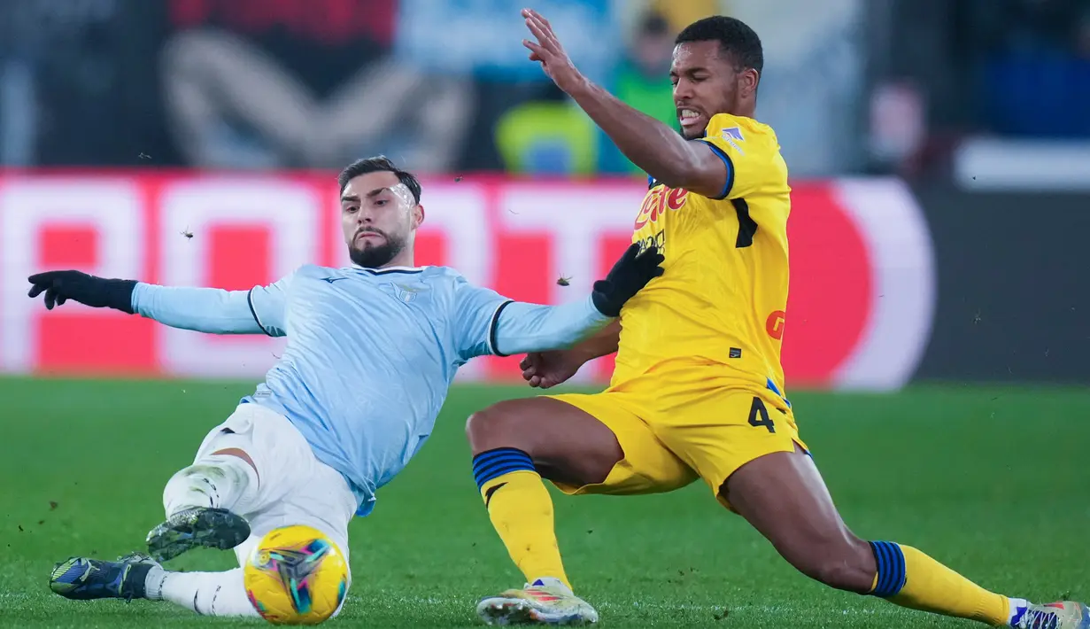 Kedua tim bermain sama kuat 1-1. Lazio membuka keunggulan melalui gol Fisayo Dele-Bashiru. Lalu Atalanta berhasil menyamakan kedudukan melalui gol yang dicetak oleh Marco Brescianini di menit-menit akhir. (AP Photo/Alessandra Tarantino)