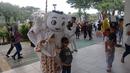 Maskot imut ini pun kembali jadi serbuan para pengunjung, tak terkecuali para bocah yang sangat antusias berfoto bareng dengan gayanya masing-masing. (Procomm Surya Citra Media)
