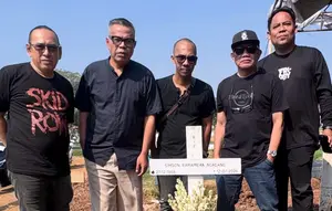 Abdel Achrian Ziarah ke Makam Temon, Kenang Persahabatan Puluhan Tahun