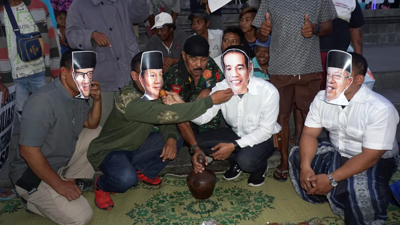 Jokowi dan Prabowo Bagikan Takjil di Solo
