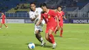 <p>Pemain Timnas Indonesia U-23, Muhammad Reyhan Hannan, membayangi pemain Laos, Phoutthavong Sangvilay, dalam laga Grup J Kualifikasi Piala Asia U-23 2026 di Stadion Gelora Delta, Sidoarjo, Jawa Timur, Rabu (03/09/2025). (Bola.com/Wahyu Pratama)</p>