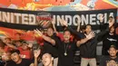 Kelompok suporter United Indonesia bernyanyi bersama saat acara Roaring Night Liga Inggris Manchester United vs Arsenal di Giardino Cafe, Kota Tangerang, Minggu (11/05/2024). (Bola.com/M Iqbal Ichsan)