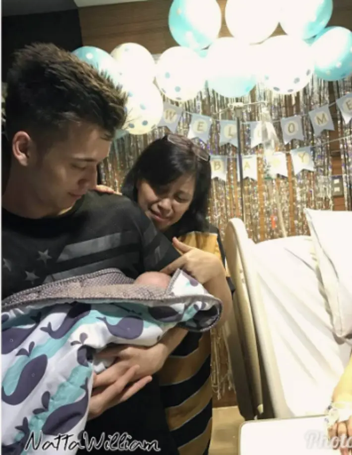 Stefan William gendong anaknya dengan Celine Evangelista. (Instagram/natta_william)