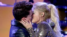 Charlie Puth (kiri) dan Meghan Trainor berciuman di panggung American Music Awards 2015 di Los Angeles , California, (22/11). Charlie Puth dikenal setelah menyanyikan Sountrack film Furious 7 "See You Again". (Kevin Winter/AFP)