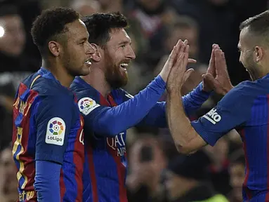 Para pemain Barcelona merayakan gol yang dicetak Lionel Messi ke gawang Athletic Bilbao pada laga leg kedua Copa del Rey di Stadion Camp Nou, Spanyol, Rabu (11/1/2017). Menang 3-1 atas Bilbao, Barca berhasil lolos dengan agregat gol 4-3. (AFP/Lluis Gene)