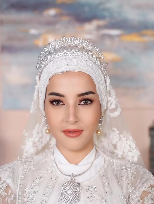 Saurari Tasyi Athasyia ini tidak hanya membatasi diri pada makeup, tapi juga memilih gaun berwarna putih yang dipadukan dengan mahkota, menambah kesan kemiripan dengan penampilan istri Pangeran Mateen. (Liputan6.com/IG/@tasyafarasya)