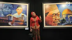 Pelukis Nabila Dewi Gayatri berpose di antara dua karyanya yang dipamerkan dalam "Sang Maha Guru" di Jakarta, Kamis (22/11). Pameran ini menampilkan 29 lukisan yang  menggambarkan sosok KH Abdurrahman Wahid atau Gus Dur. (Merdeka.com/Iqbal Nugroho)