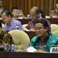 Ketua KPU Husni Kamil Manik (tengah) saat mengikuti rapat dengar pendapat dengan Komisi II DPR di Jakarta, Kamis (20/8/2015). (Liputan6.com/Faisal R Syam)