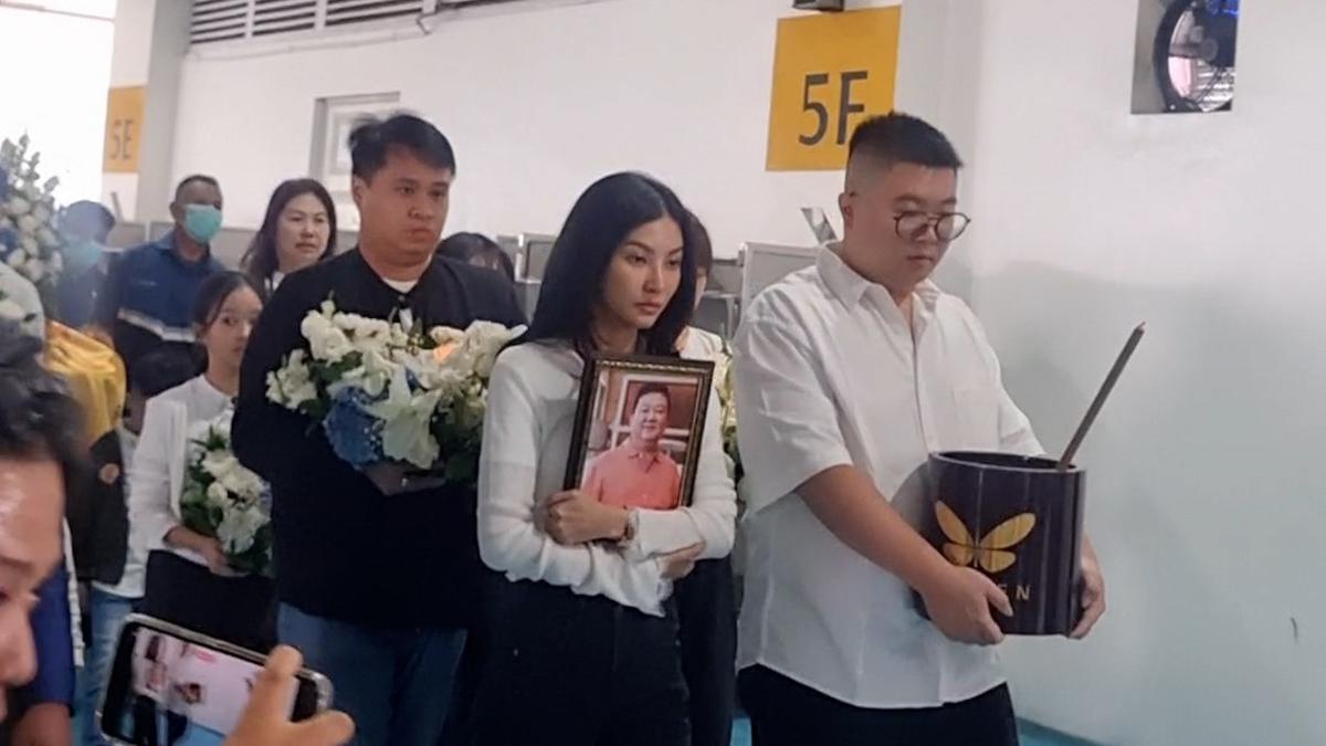 Sarwendah Menangis Pegang Foto Mendiang Ayah, Jadi Momen Terberat Saat Prosesi Kremasi