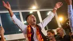 Striker Kolombia Radamel Falcao menyapa para suporter Galatasaray saat tiba di Bandara Ataturk di Istanbul (1/9/2019). Pemain 33 tahun ini dibeli Galatasaray dari klub Prancis, AS Monaco. (AFP Photo/Yasin Akgul)