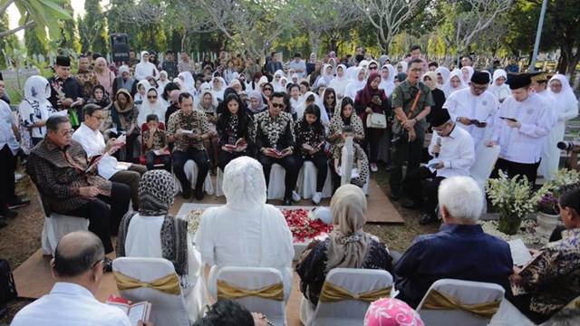 Momen SBY dan Keluarga Ziarah Makam Di Hari Ulang Tahun Ani Yudhoyono