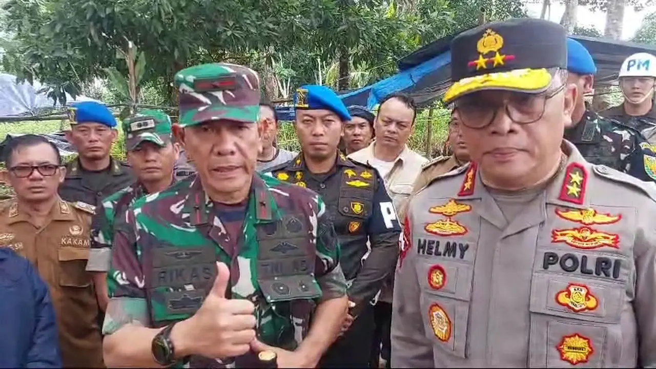 Danrem 043/Garuda Hitam, Brigjen TNI Rikas Hidayatullah saat olah TKP bersama Kapolda Lampung di Way Kanan. Foto: (Istimewa).