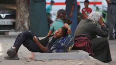 Seorang anak laki-laki Palestina saat ribuan warga Palestina mengungsi setelah tentara Israel memerintahkan evakuasi sementara di beberapa bagian Khan Yunis, termasuk zona kemanusiaan Al-Mawasi, tiba di daerah lain di kota Jalur Gaza selatan pada 23 Juli 2024. (Bashar Taleb/AFP)